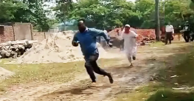 তাড়া খেয়ে দৌড়ানোর মুহূর্তে প্রকৌশলী